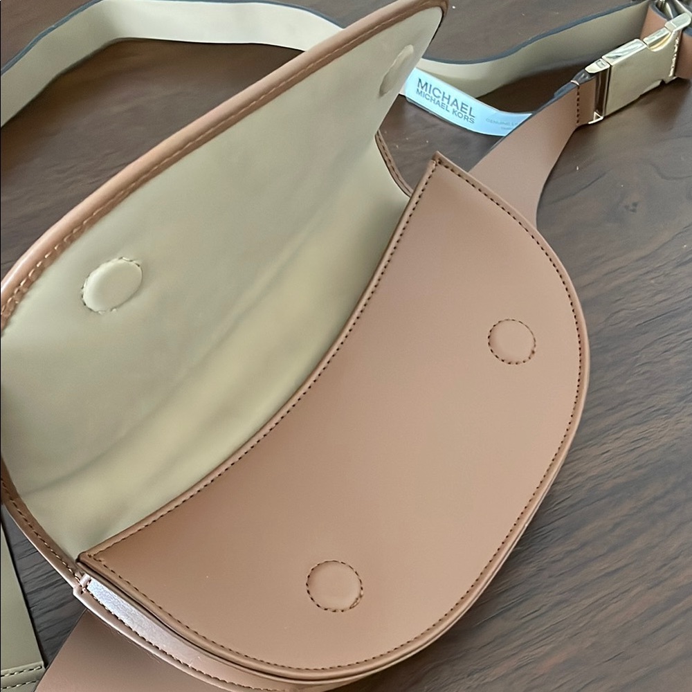 Michael Kors Tan Crossbody Bag with Sleek Design - Picture 3 of 4